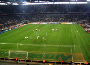 Stadion Fortuna Düsseldorf (Bild: Wikipedia/Ghermezete).